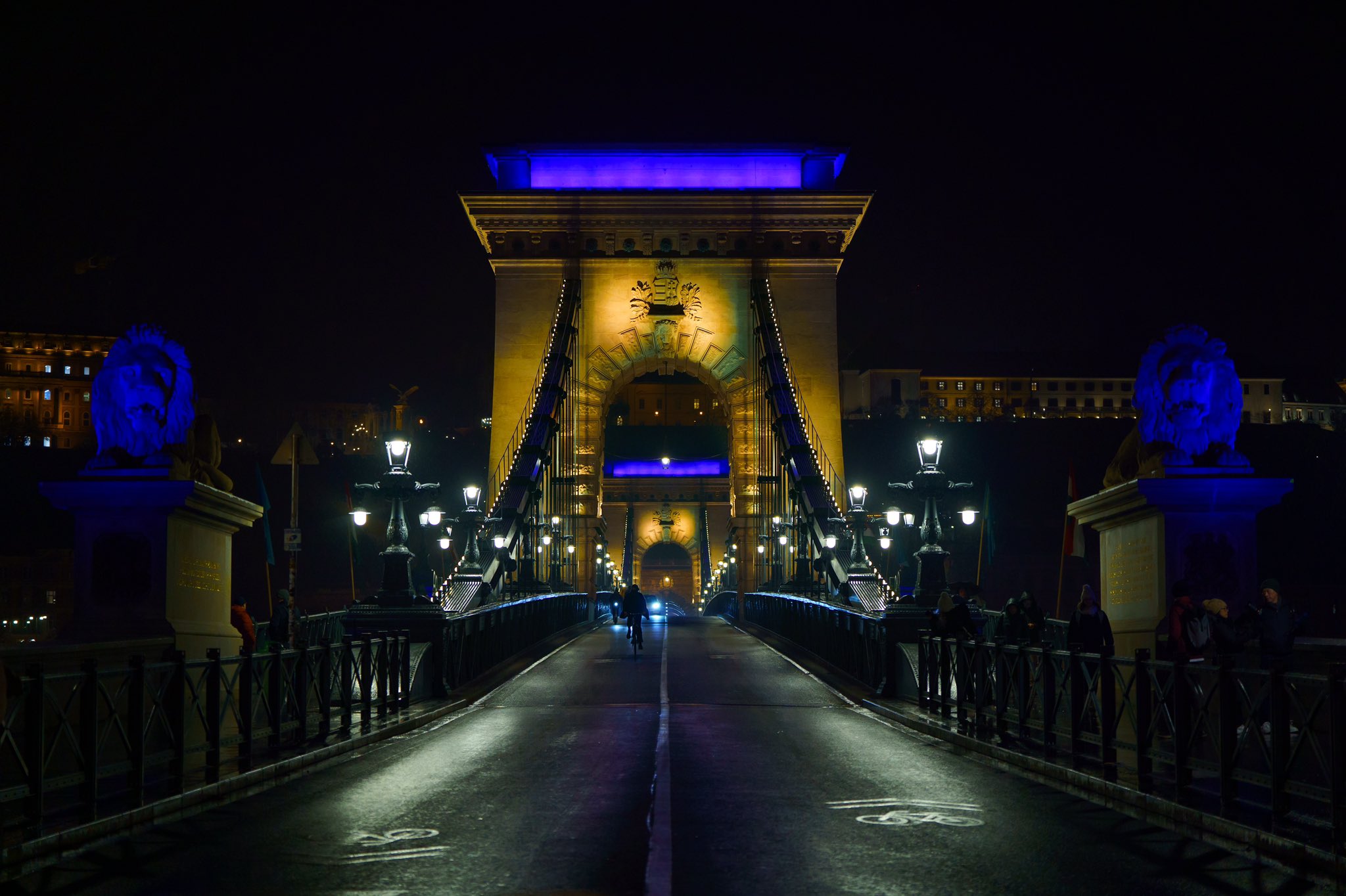 Partidul lui Viktor Orban a avut o reacție furioasă după ce primarul Budapestei a iluminat un pod peste Dunăre în culorile Ucrainei