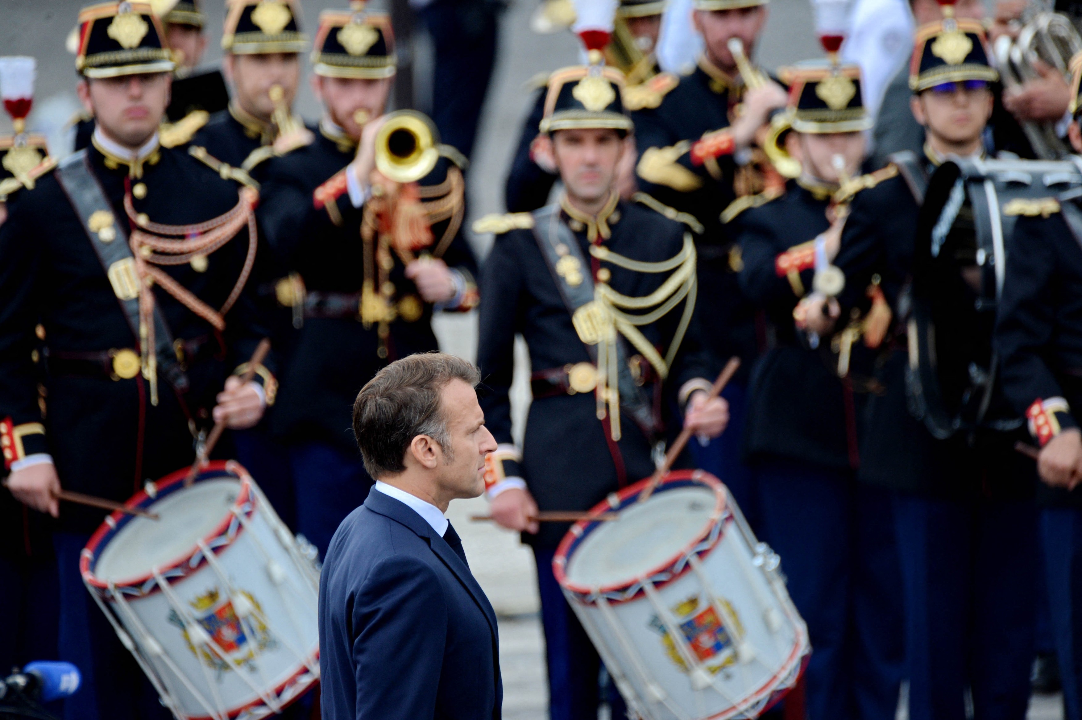 Élysée se sarkastično odziva na obtožbe o plačanih aplavzih za Macrona