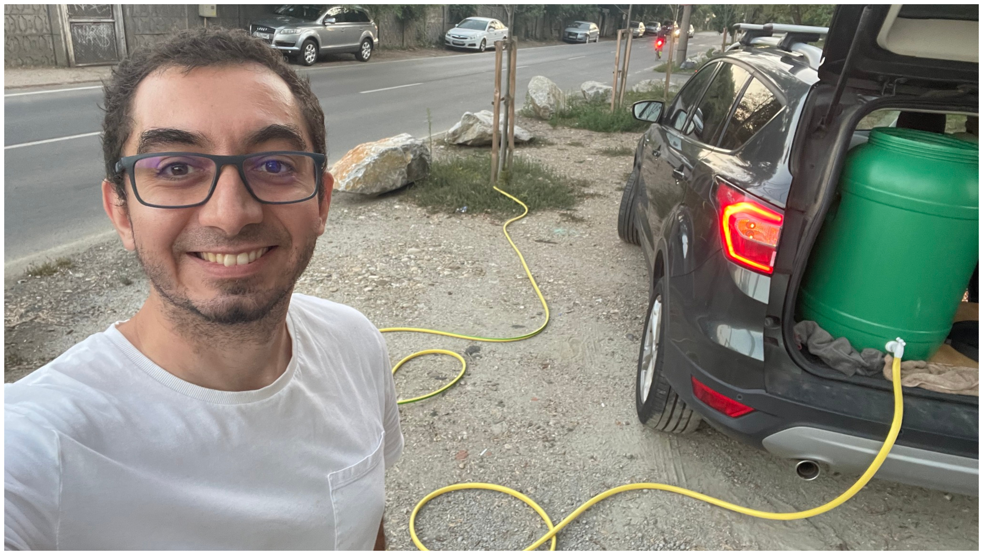 Seceta a lovit și marile orașe. Povestea tinerilor care udă, seară de seară, copacii de pe domeniul public. „Omul sfințește locul”