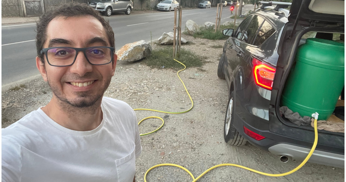 Seceta afectează orașele mari: tinerii udă copacii pe domeniul public, seară de seară.