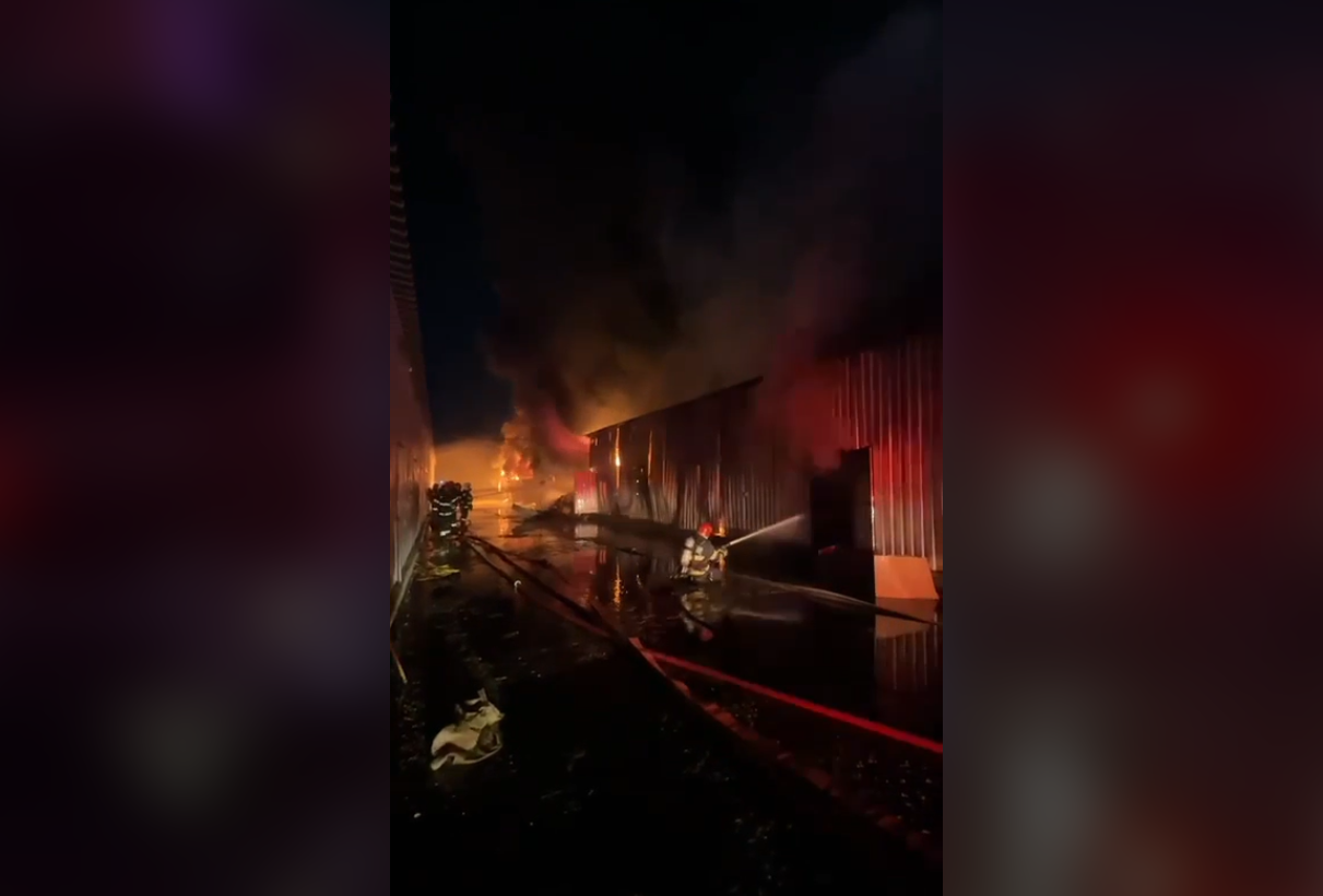 Incendiu puternic la un depozit din complexul Dragonul Roșu, din Capitală. Pompierii intervin de urgență
