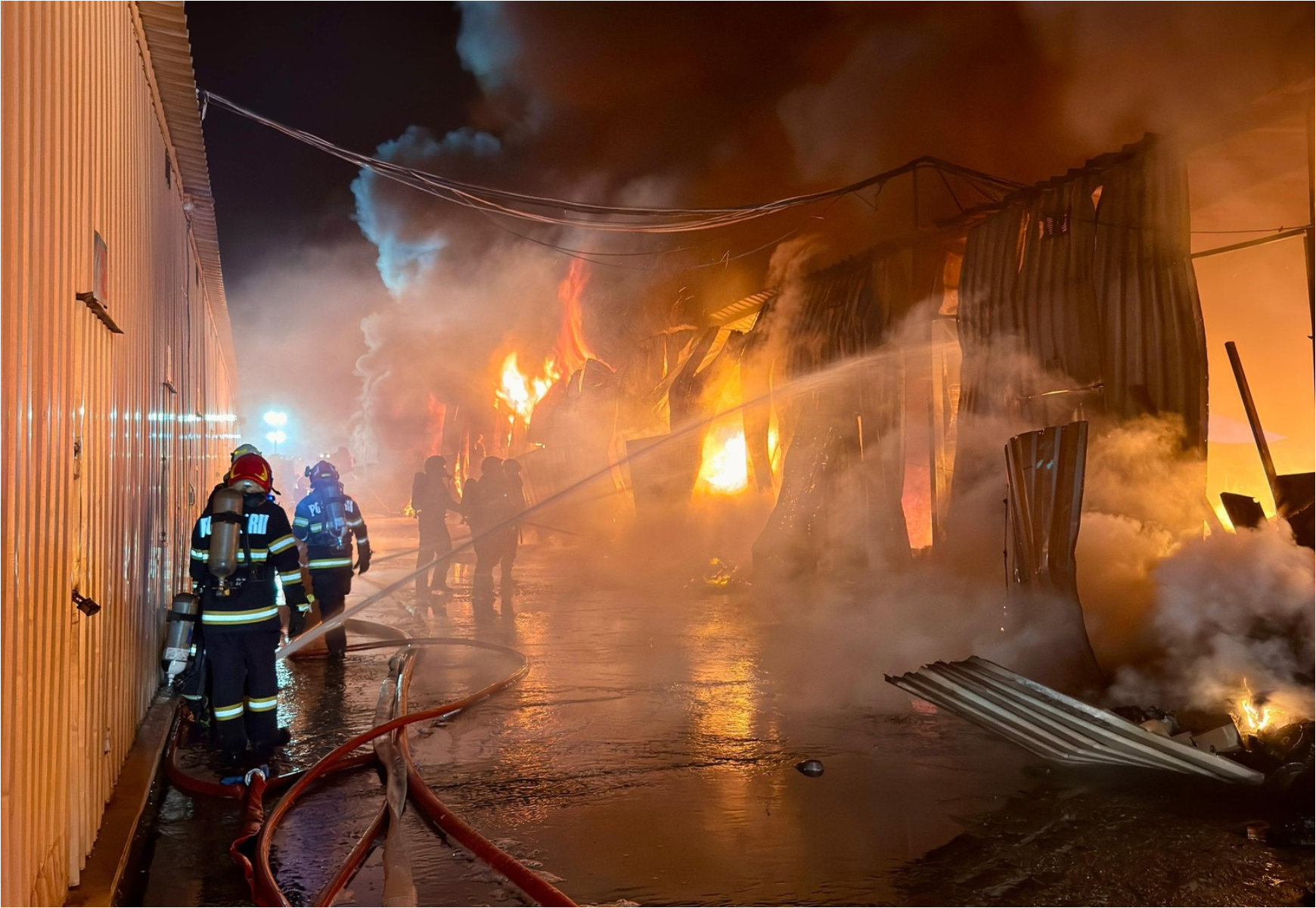 Incendiu puternic la un depozit din Dragonul Roșu, în Capitală. Raed Arafat: „Intervenția pompierilor este dificilă”
