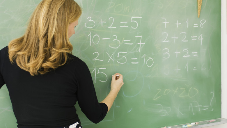 invatatoare scrie pe tabla