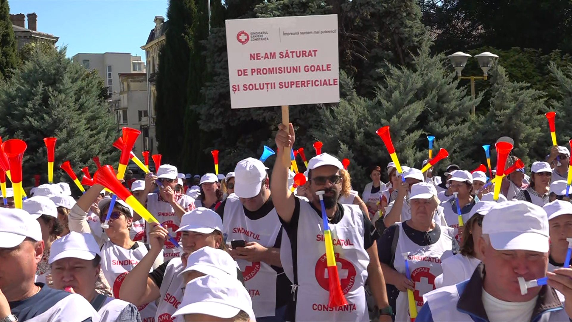Reforma la stat scoate oamenii în stradă. Sute de protestatari s-au adunat în fața Prefecturii din Constanța