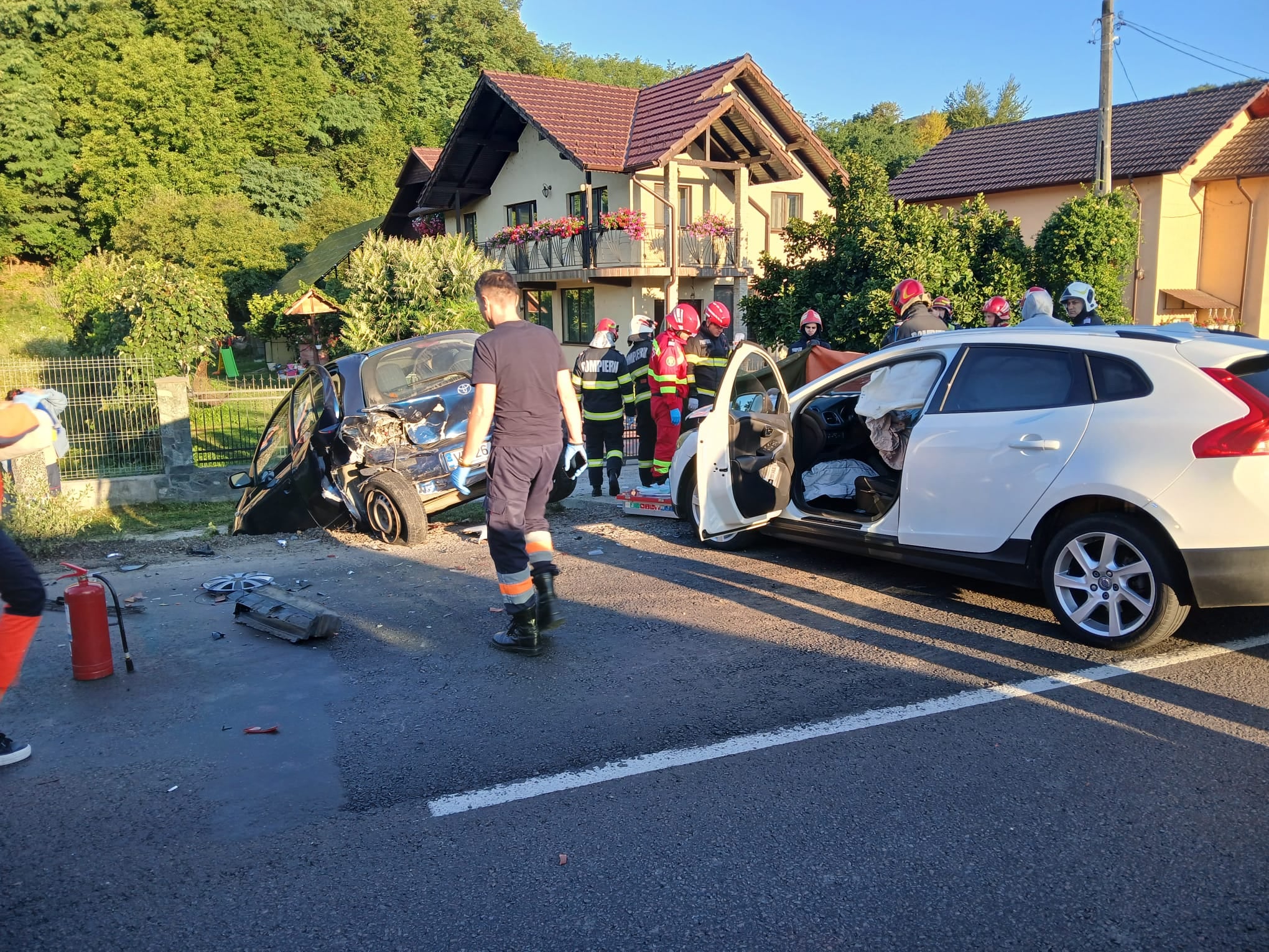 Accident grav pe Valea Oltului: un copil de 3 ani a murit. Șase persoane au ajuns la spital