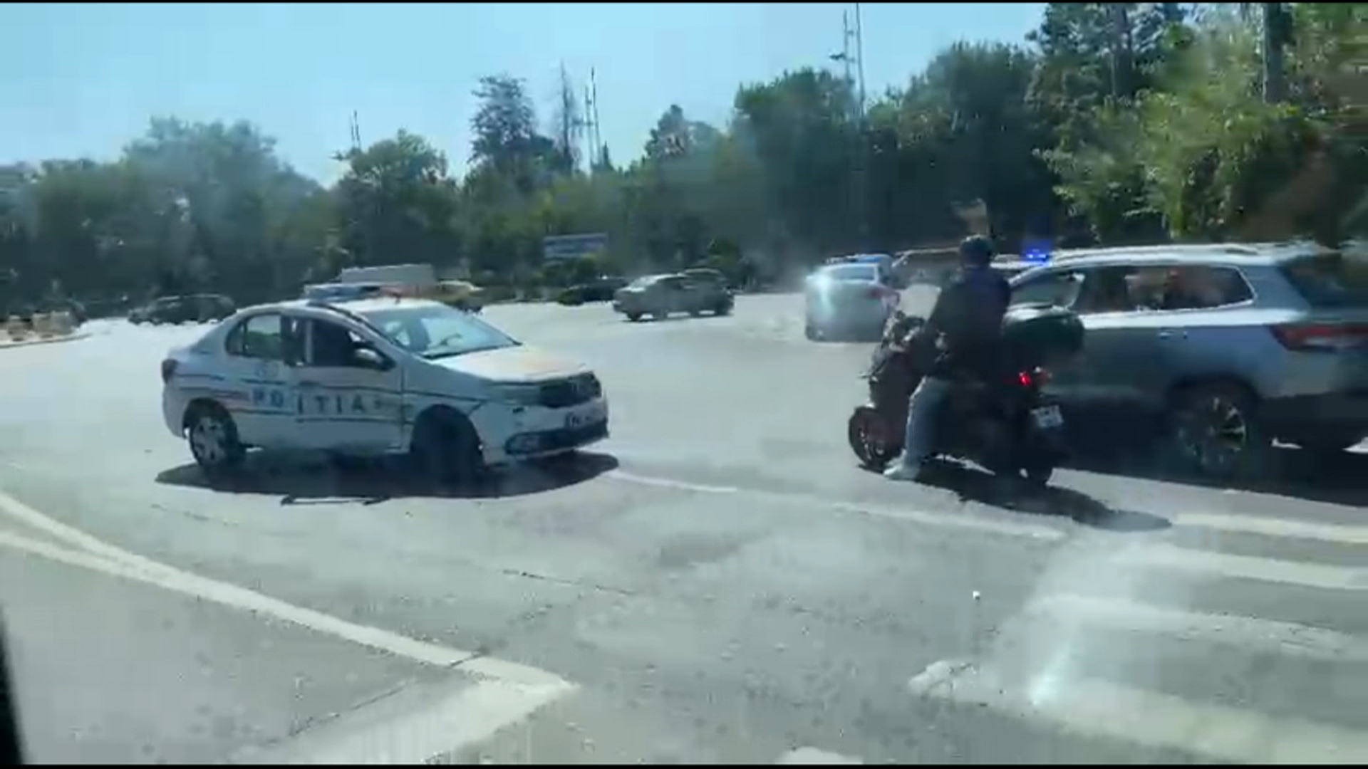 Accident cu o mașină a poliției, la Arcul de Triumf din București. O polițistă a fost rănită și dusă la spital