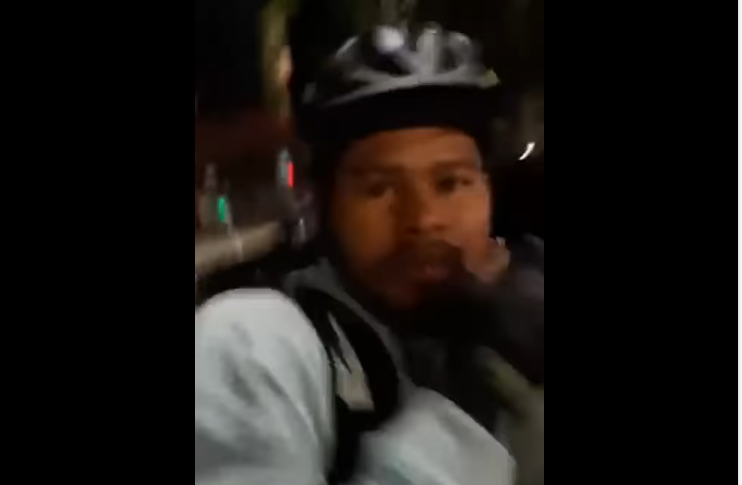 „Du-te înapoi în țara ta! Ești un invadator”. Tânăr reținut de un polițist pe stradă în timp ce lovea un livrator asiatic în București