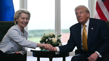 Ursula von der Leyen dă mâna cu Donald Trump la întâlnirea din Scoția