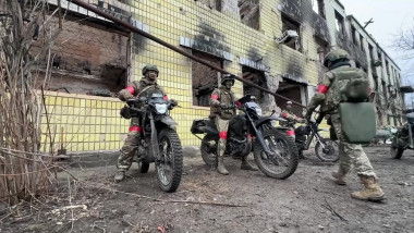soldați ruși pe motociclete în Ucraina
