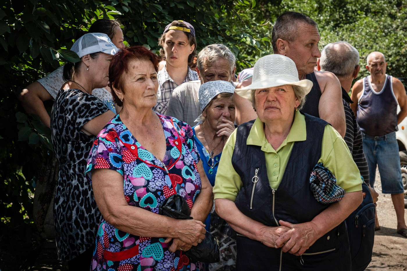 Cozi uriașe la apă în Donbas. Șase orașe rămân fără alimentare, iar oamenii acuză autoritățile ruse că îi forțează să cumpere