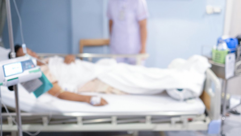 un pacient pe un pat de spital