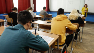 elevi în banci la scoala