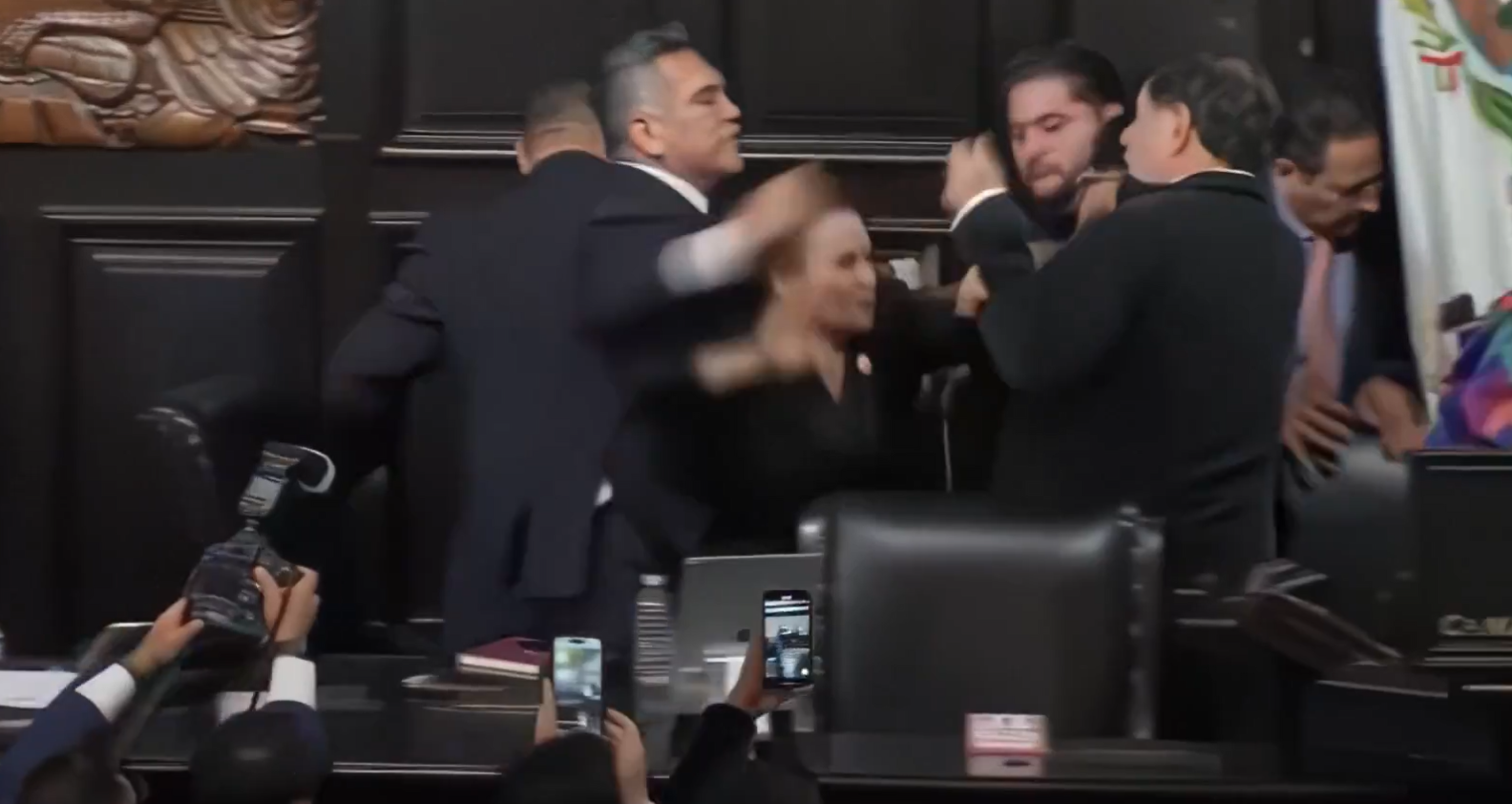 Bătaie cu pumni în Senatul Mexicului, în timpul imnului. Momentul în care liderul opoziției se năpustește asupra președintelui camerei
