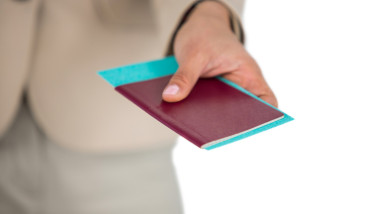 Experiența unei românce stabilită de 12 ani în străinătate: permis de conducere în 45 de minute și pașaport în 20, direct la aeroport