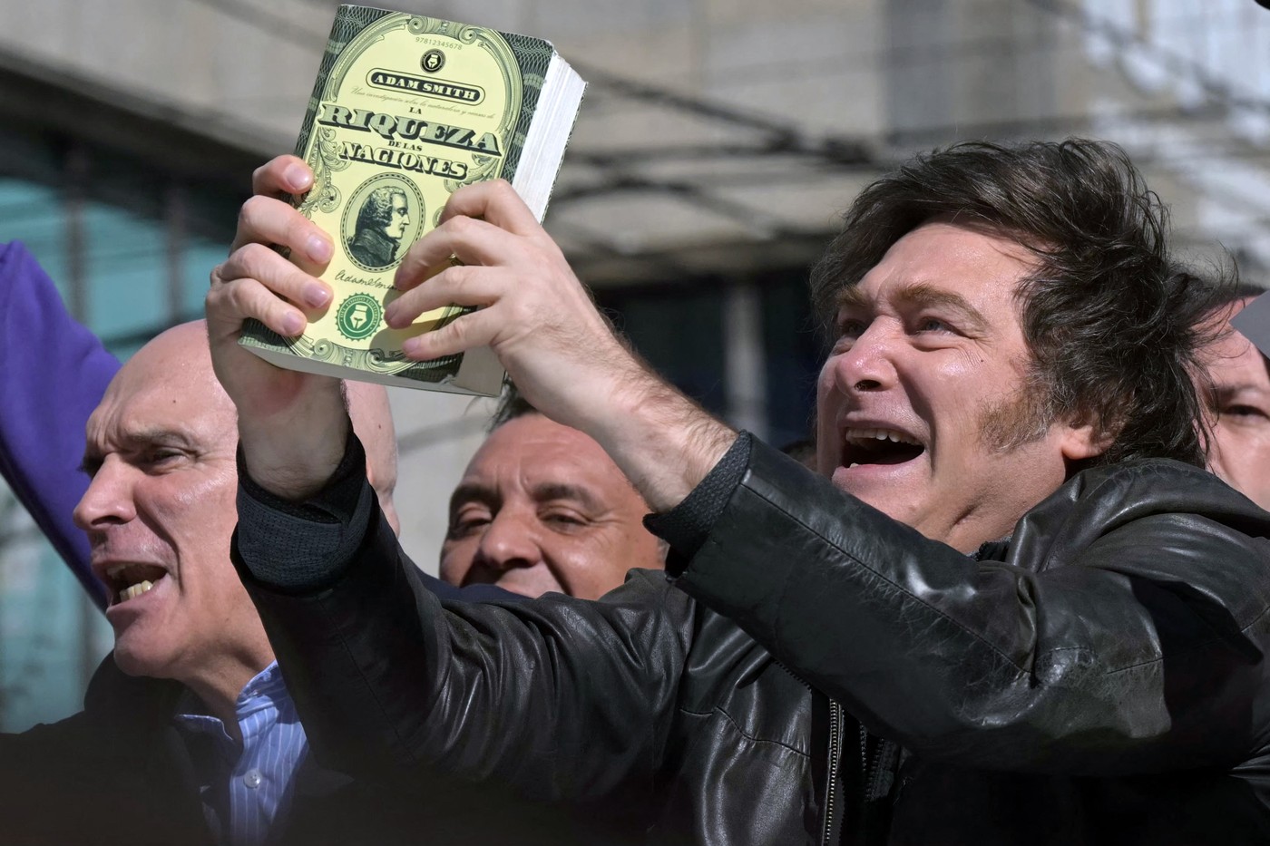 Javier Milei, atacat cu sticle și pietre la primul său test major de popularitate ca președinte al Argentinei