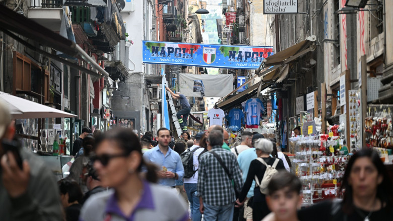 turiști în centrul istoric din Napoli