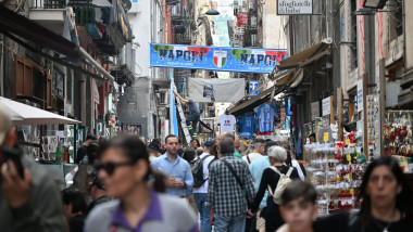 turiști în centrul istoric din Napoli
