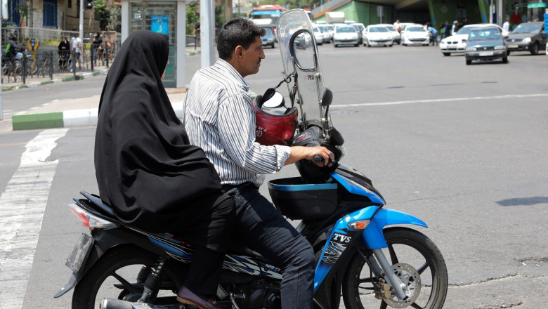 oameni pe motocicleta