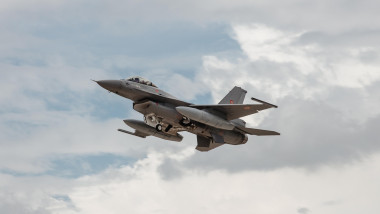 aeronava f-16