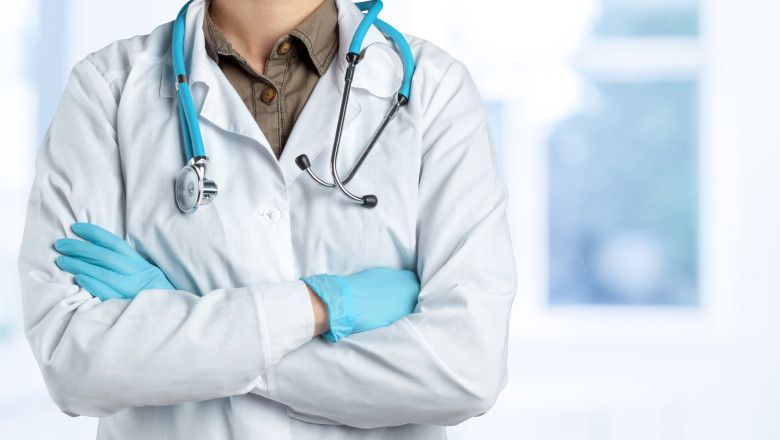 Un medic a fost pus în arest la domiciliu după ce a fost prins luând mită de la nepotul unei femei care urma să fie operată