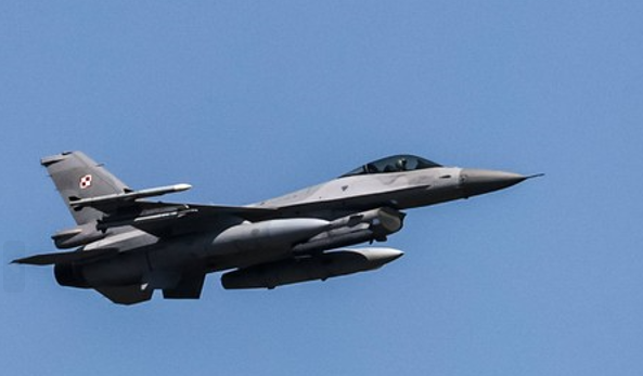 Un avion de vânătoare F-16 al Poloniei s-a prăbuşit în timpul pregătirilor pentru un spectacol aerian. Pilotul a murit