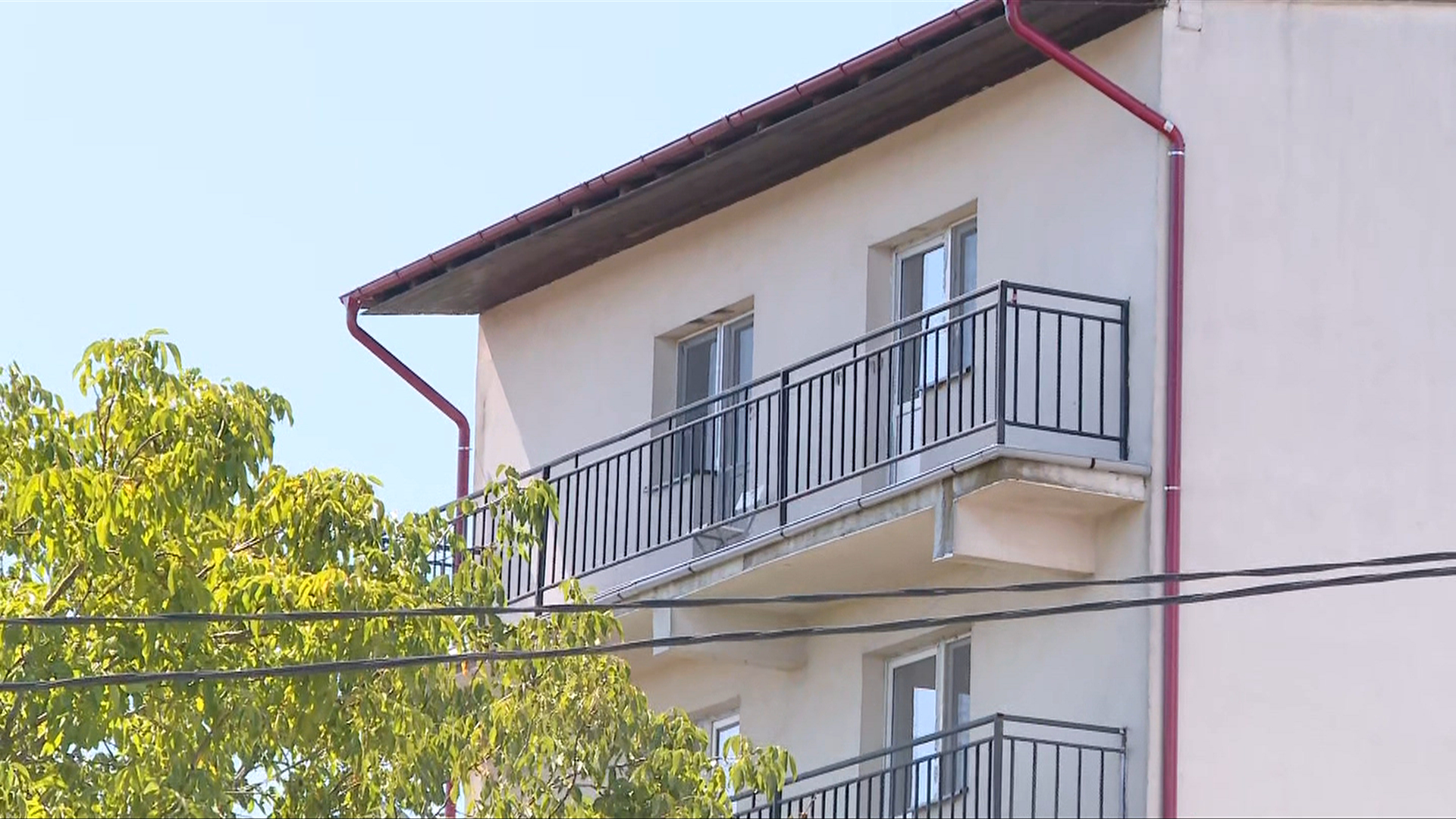 Copil de 3 ani, ucis în bătaie de tatăl vitreg. Bărbatul s-a baricadat în casă și amenința că-și va ucide și celălalt fiu