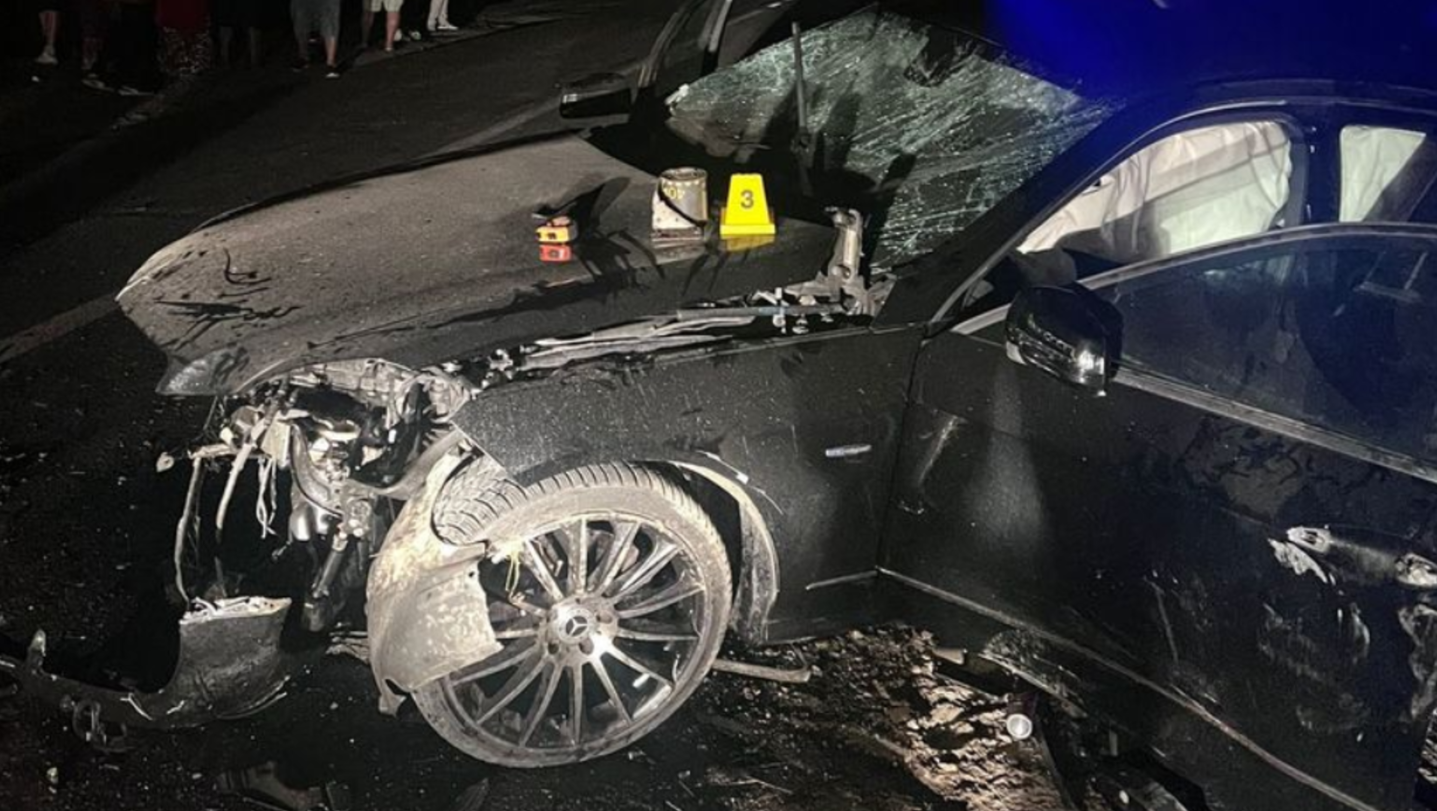 Accident grav în Buzău. Un adolescent de 14 ani a murit și patru tineri au fost răniți după ce mașina lor s-a izbit de un cap de pod