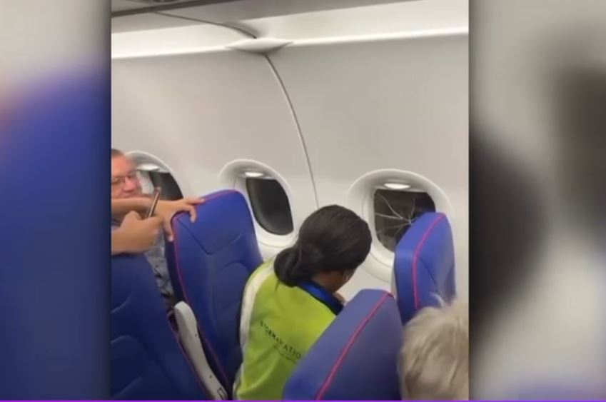 VIDEO Panică în timpul unei curse Londra–Bacău, după ce un geam spart din avion a fost lipit cu scotch: „Unul simplu, la 2 lei”