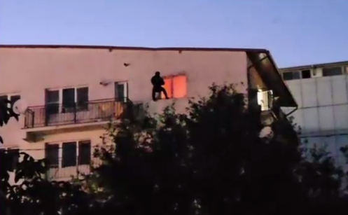 Bărbatul baricadat în casă, în Otopeni, a fost capturat. Momentul în care trupele speciale au coborât în rapel și au pătruns pe geam