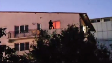 Negociatori și trupe speciale la Otopeni. Un bărbat și-a ucis copilul vitreg în vârstă de 3 ani și s-a baricadat în apartament