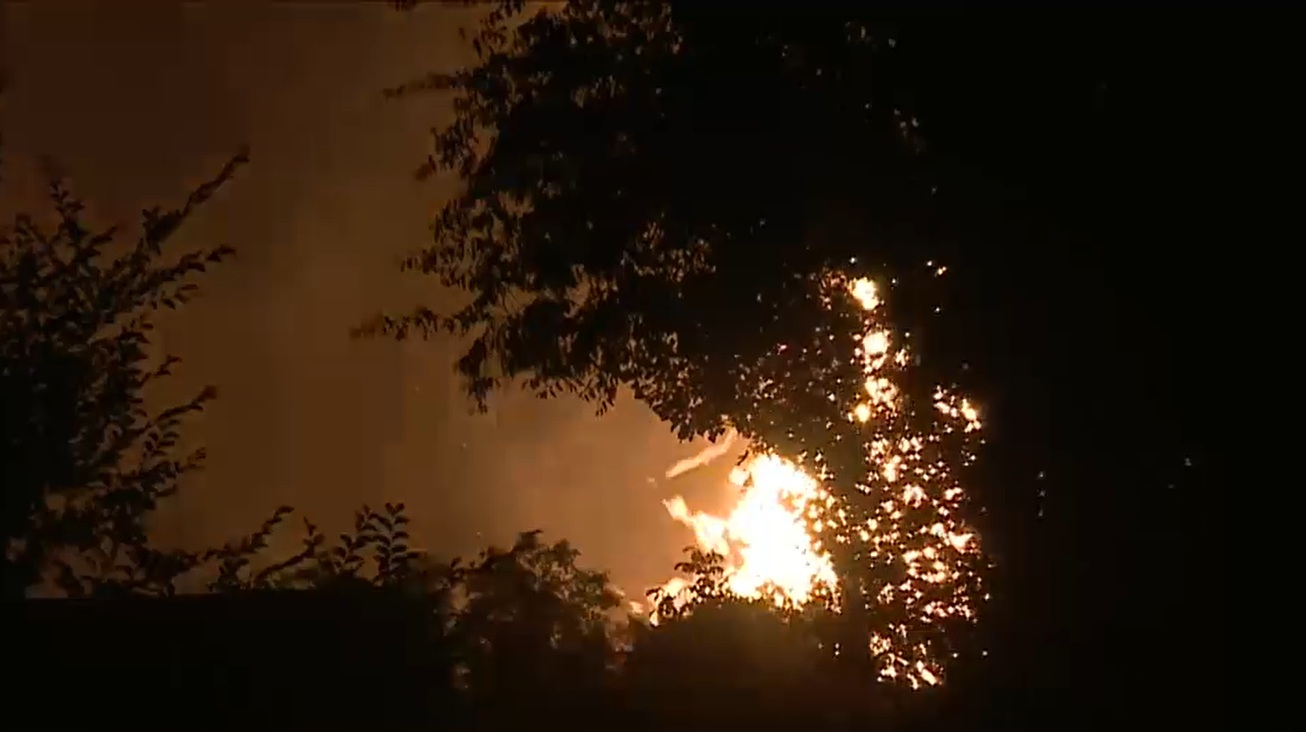Incendiul uriaș de la Amara a fost stins. Pompierii au acționat cu ajutorul roboților