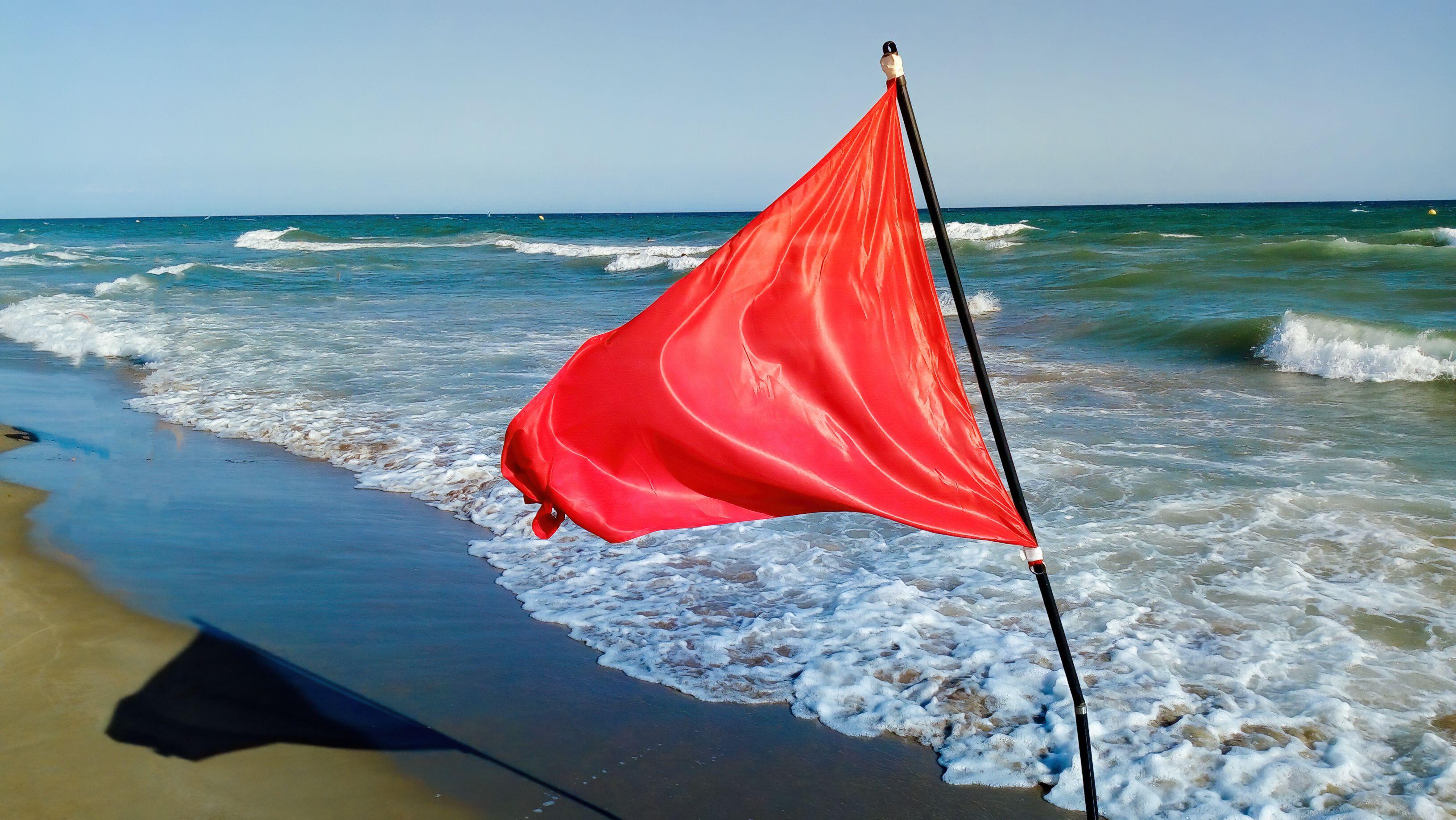 Turiștii văd steagul roșu, dar insistă să intre în mare și se ceartă cu salvamarii și jandarmii. „Foarte greu ne înțelegem cu ei”