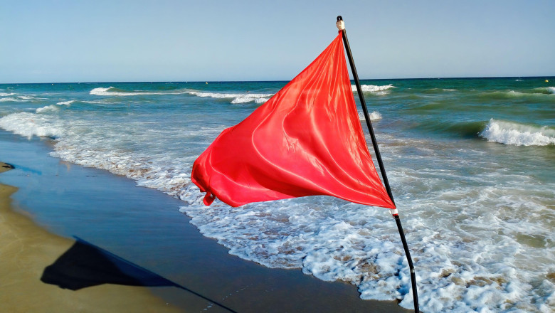 VIDEO  Turiștii văd steagul roșu, dar insistă să intre în mare și se ceartă cu salvamarii și jandarmii. „Foarte greu ne înțelegem cu ei”
