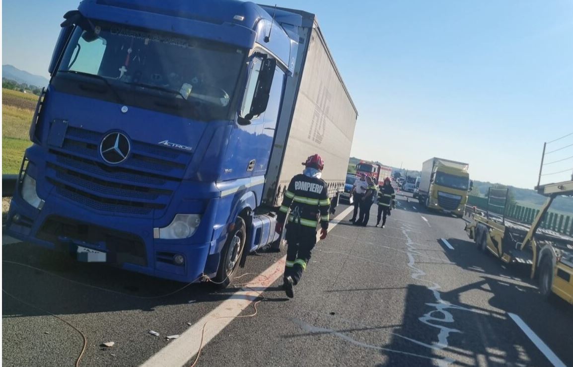 Încă un om a murit pe A1, după ce a fost acroşat de un TIR
