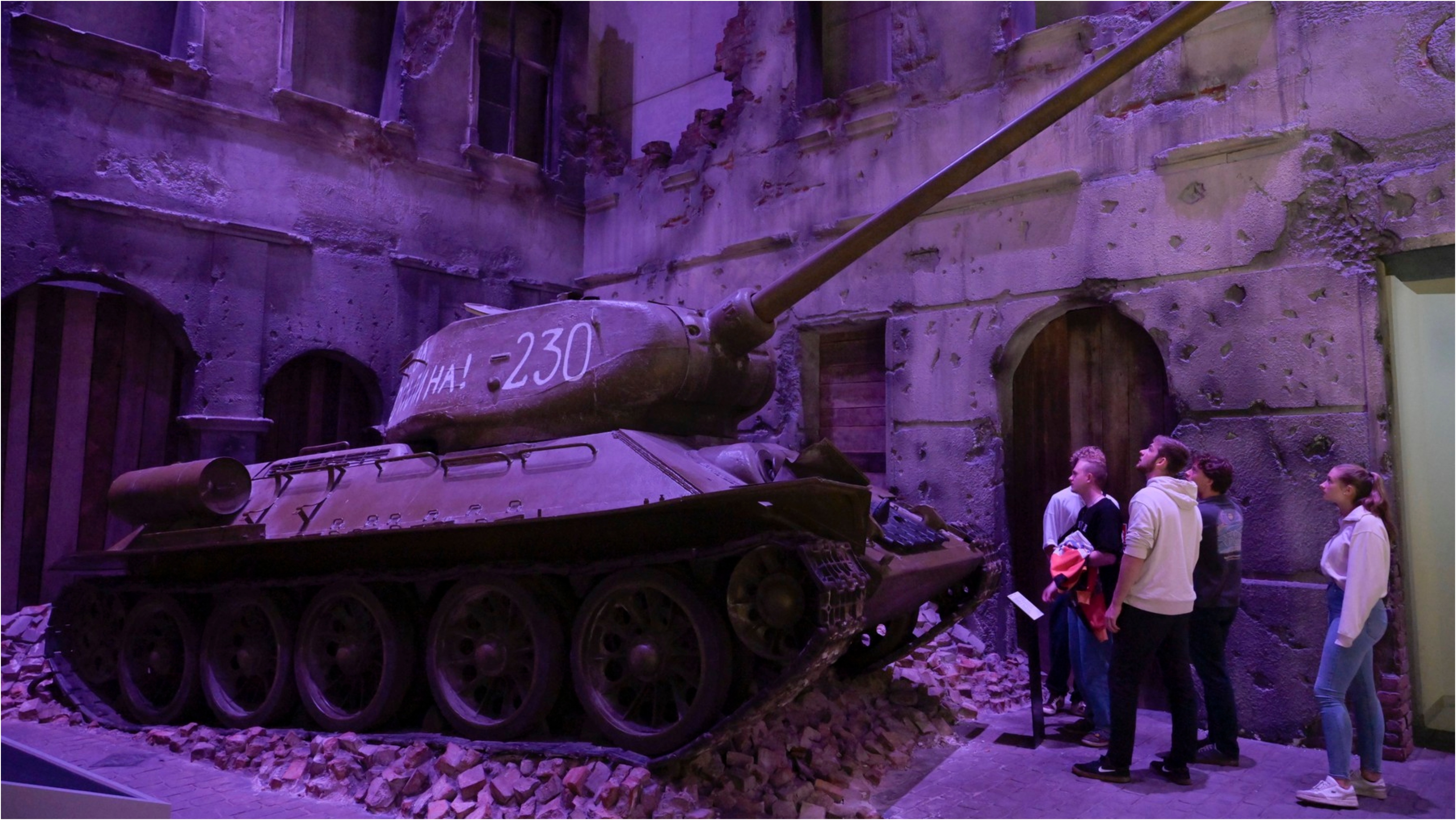 Forțați să lupte în armata inamică pentru a-și salva familiile: De ce o expoziție despre război a provocat un scandal uriaș în Polonia