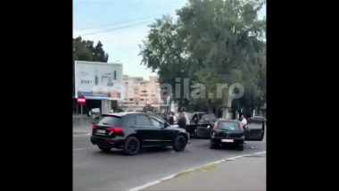 masini si oameni care se bat in strada la braila