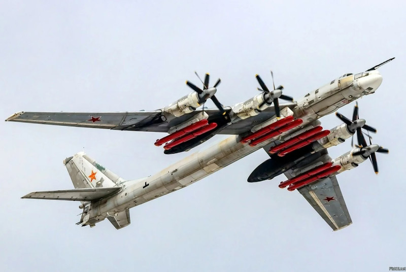 Avion Tu-95M echipate cu rachete Kh-101