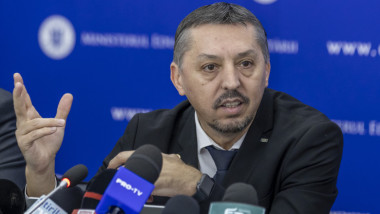 daniel david vorbeste la o sedinta