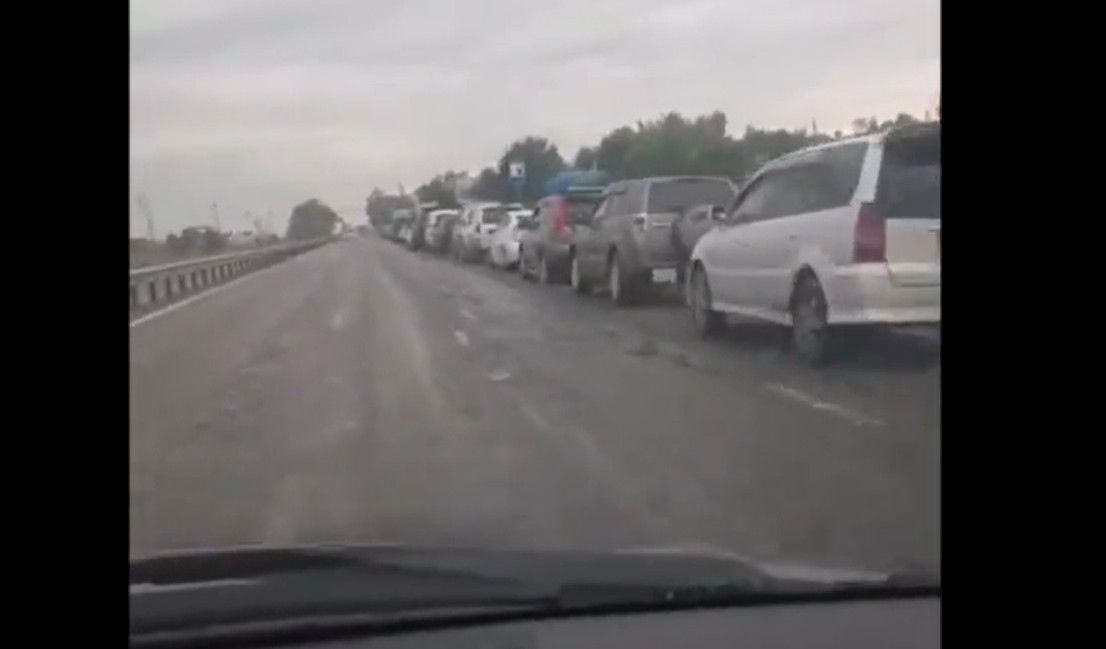 Rușii stau la cozi kilometrice pentru a putea cumpăra benzină. Cum s-a ajuns în această situație