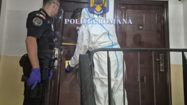 O femeie de 44 ani, înjunghiată mortal de soțul ei, în Craiova, în fața fetiței lor. Bărbatul a murit, apoi, după ce a sărit de la etaj