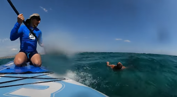 Un român şi cei doi copii ai săi au fost salvaţi de la înec, în Grecia, de un practicant de stand up paddle