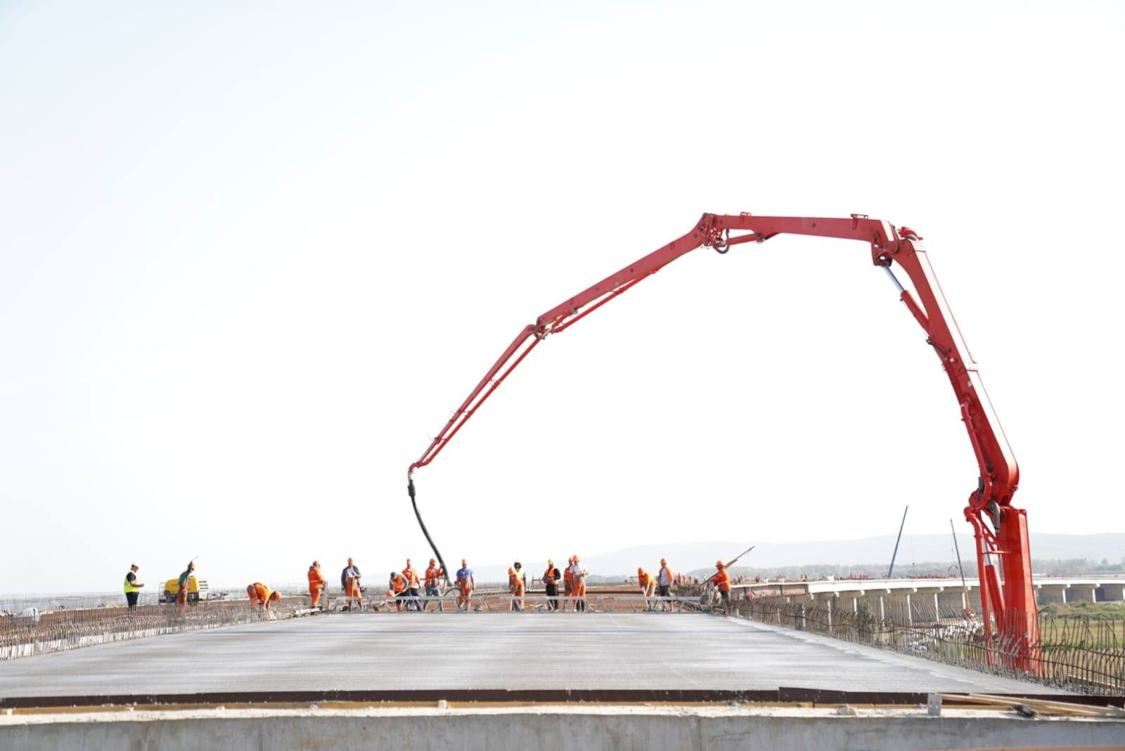 Şeful CNAIR a vizitat tronsonul A7 Focşani - Bacău împreună cu Bolojan şi Șerban: Sunt şanse să deschidem circulaţia până la Adjud