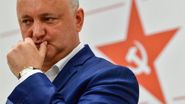 igor dodon langa o seata cu secera si ciocanul