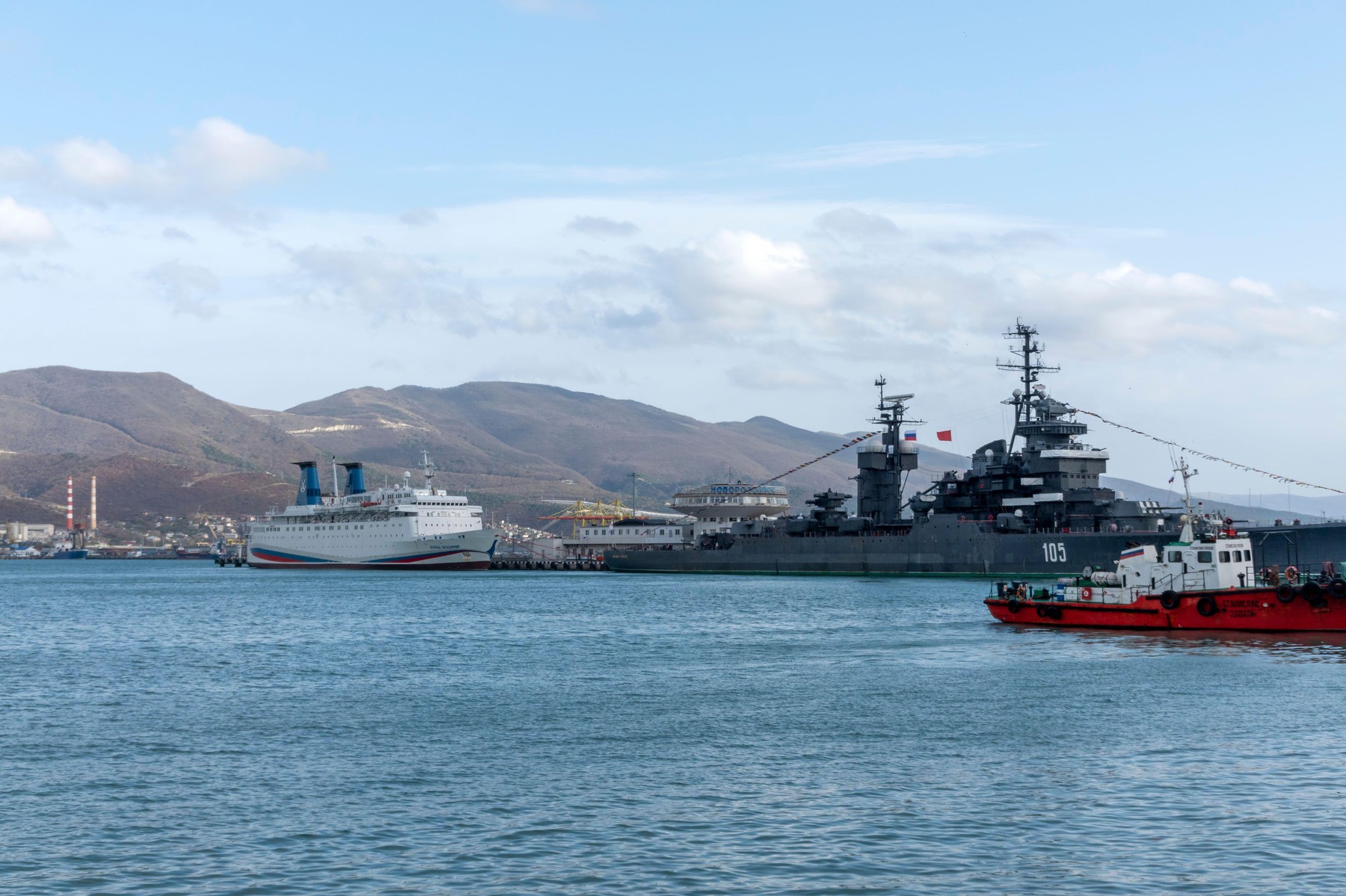 Atac ucrainean cu drone în portul rusesc de la Marea Neagră Novorossiisk. Terminal petrolier și o navă de război rusă, avariate