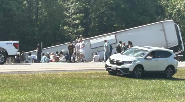 Morţi şi răniţi, inclusiv copii, după ce un autocar care venea de la Cascada Niagara s-a răsturnat în statul New York
