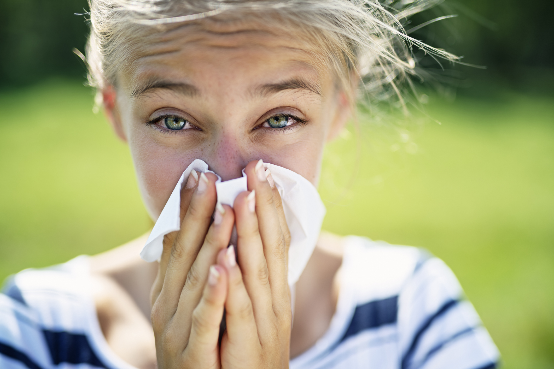 Luna august, calvarul alergicilor. Planta care chinuie anual 2,5 milioane de români: „Strănut în salve, mă mănâncă nasul și ochii”