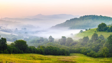 vreme rece dimineata natura vara
