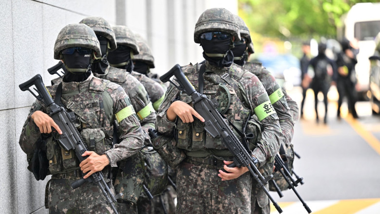 South Korean soldiers take part in an anti-terror drill at the Foreign Ministry building in Seoul