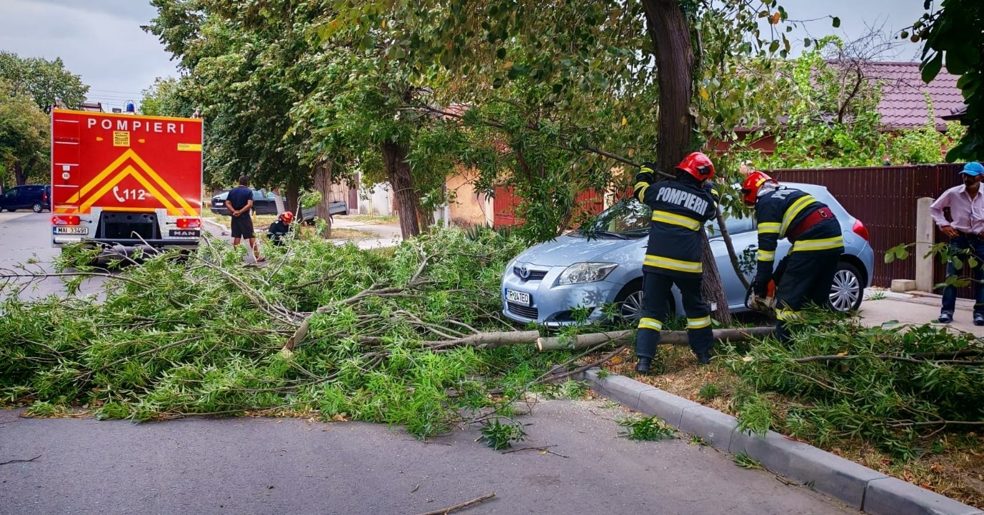 Trei morți în urma furtunilor de vineri seară. Doi oameni care se plimbau cu caiacul au murit înecați în lacul Snagov