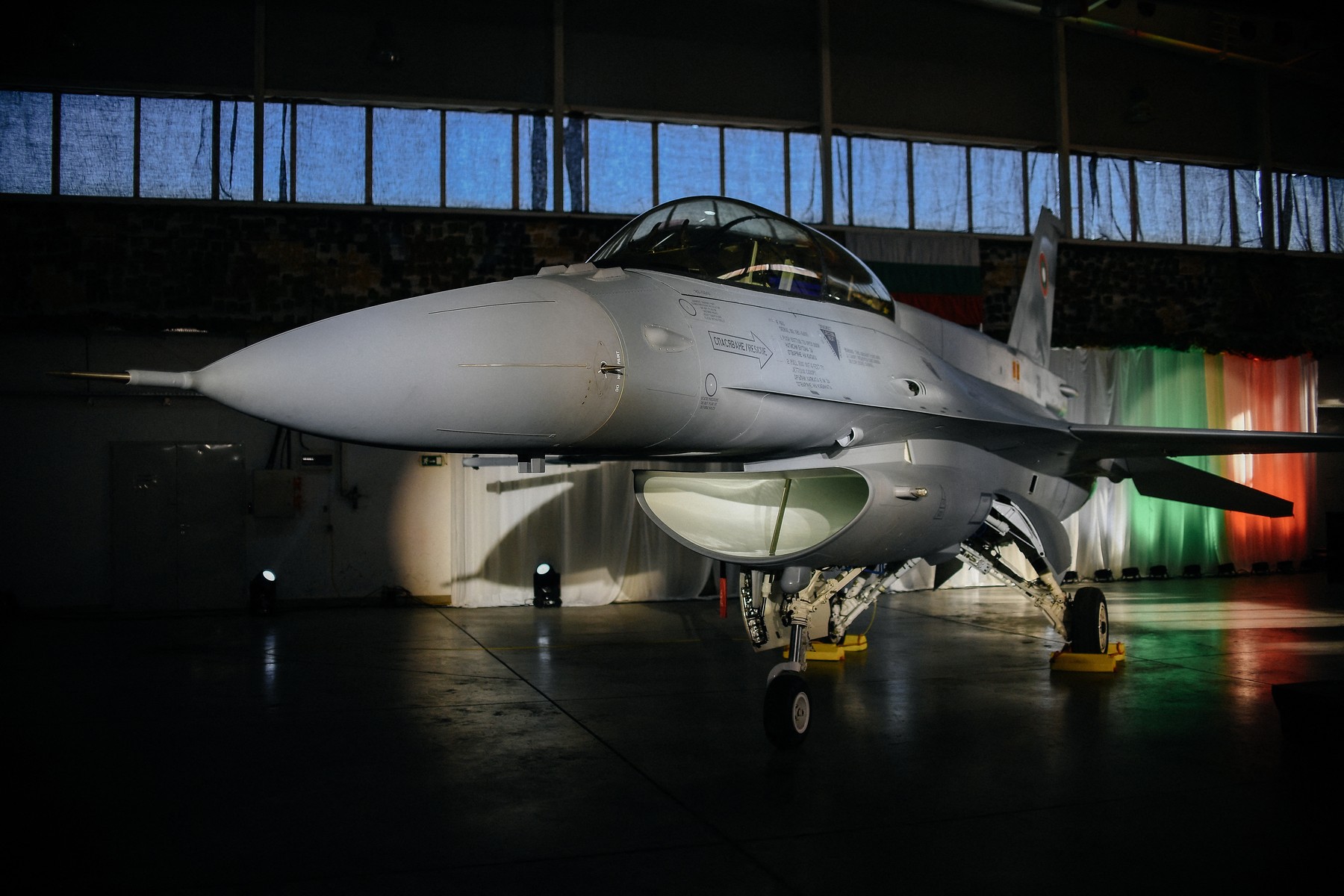 De ce Bulgaria a primit doar două avioane de luptă F-16 de la americani, iar unul dintre ele este deja defect